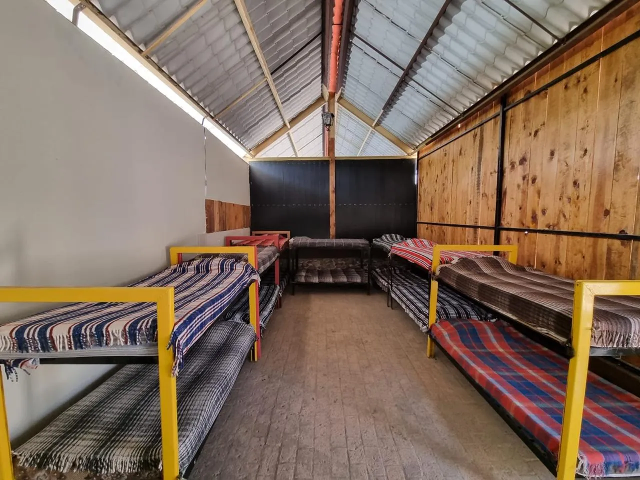 Interior de cabaña con literas para 16 personas
