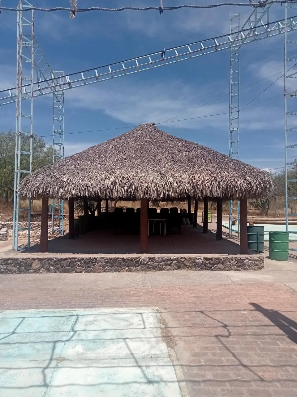 Palapa junto a la alberca